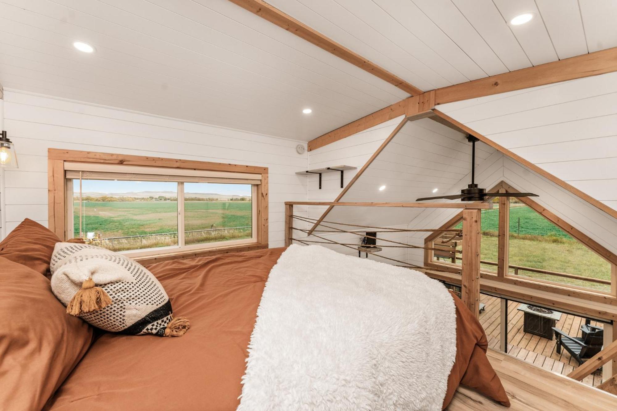Modern Tiny Cabin, With Hot Tub In Choteau Mt Eksteriør bilde