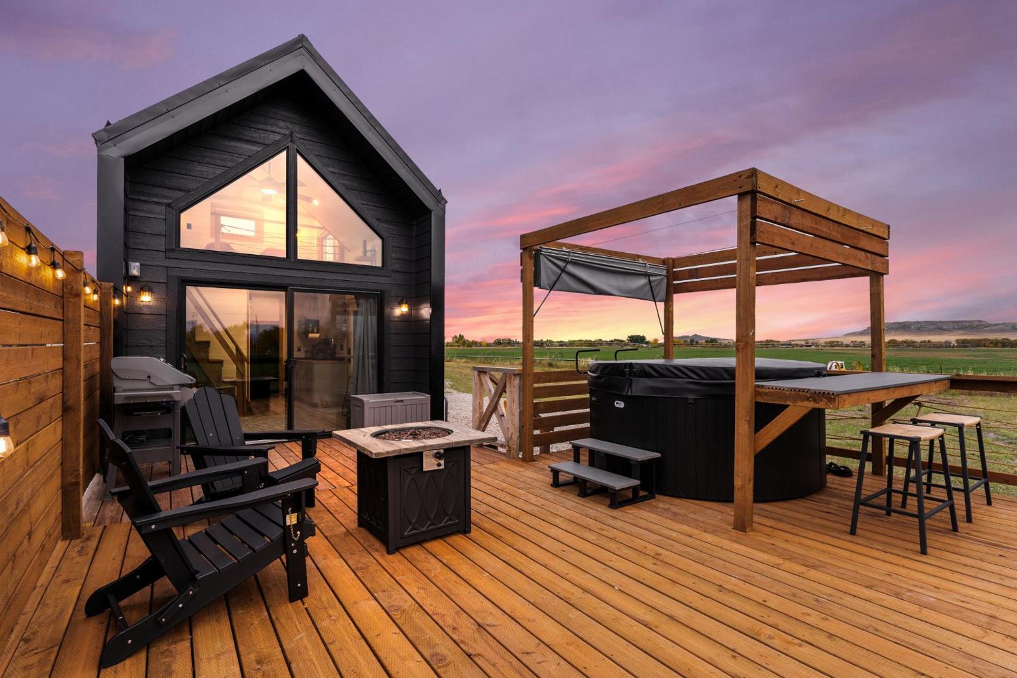 Modern Tiny Cabin, With Hot Tub In Choteau Mt Eksteriør bilde