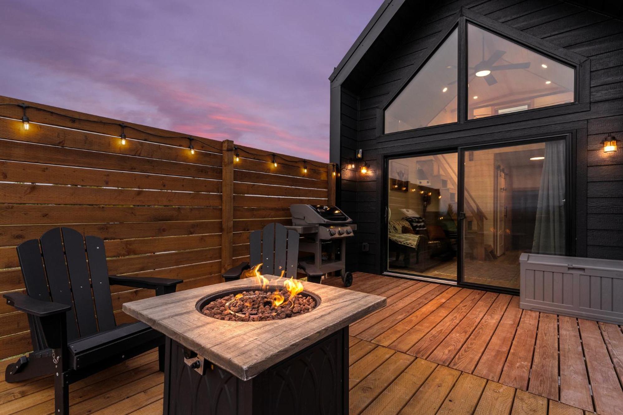 Modern Tiny Cabin, With Hot Tub In Choteau Mt Eksteriør bilde