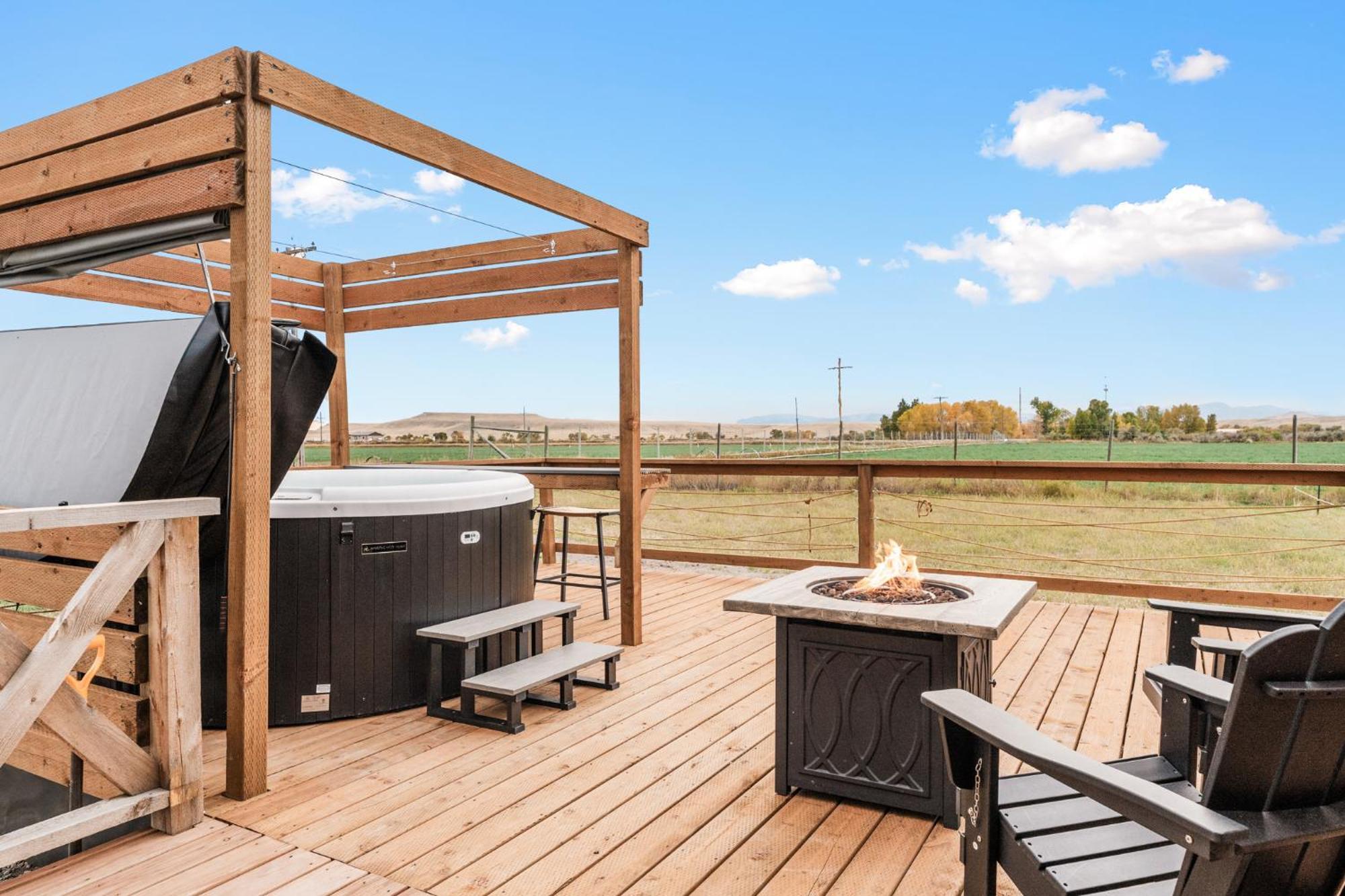 Modern Tiny Cabin, With Hot Tub In Choteau Mt Eksteriør bilde