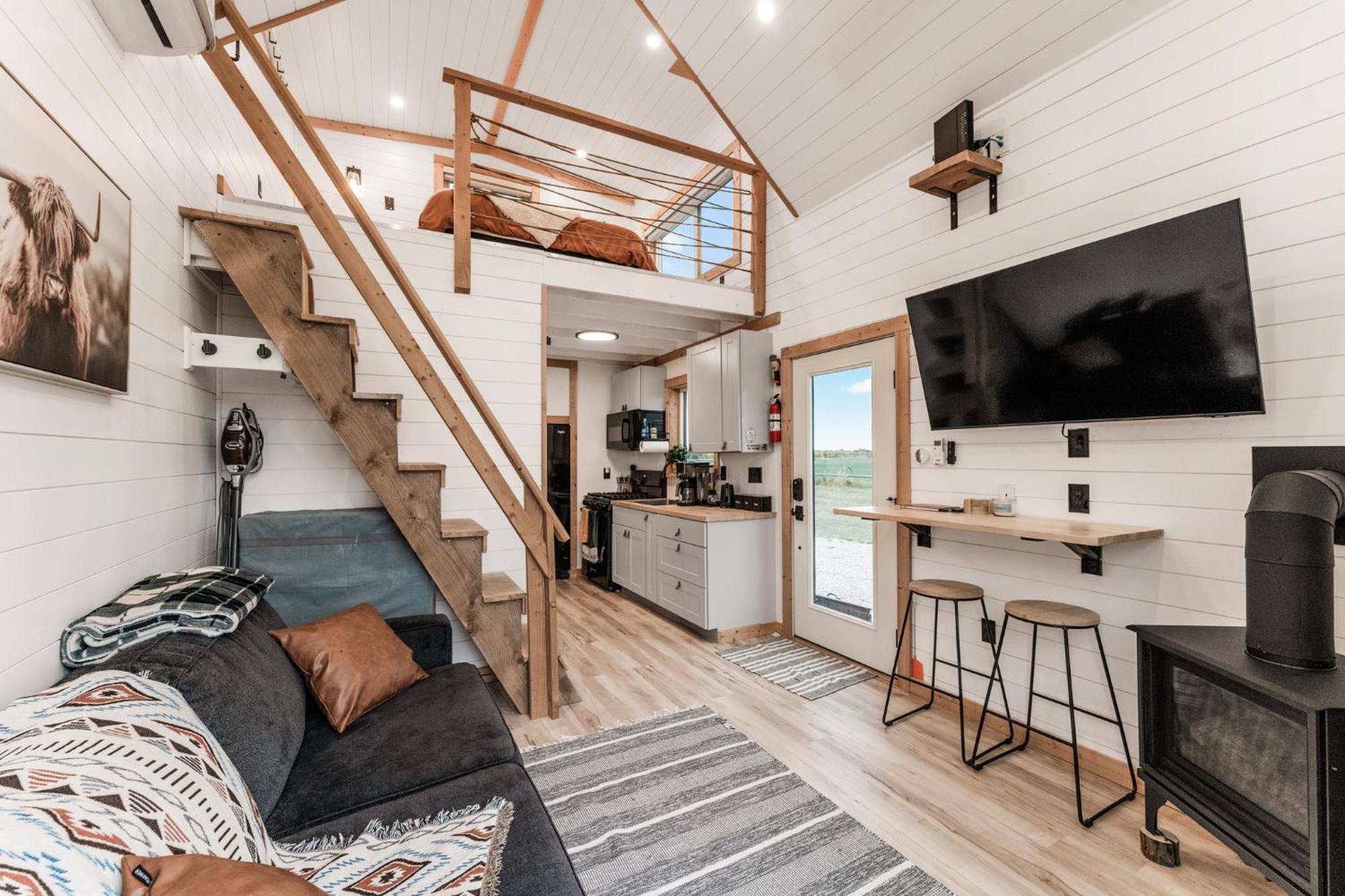Modern Tiny Cabin, With Hot Tub In Choteau Mt Eksteriør bilde