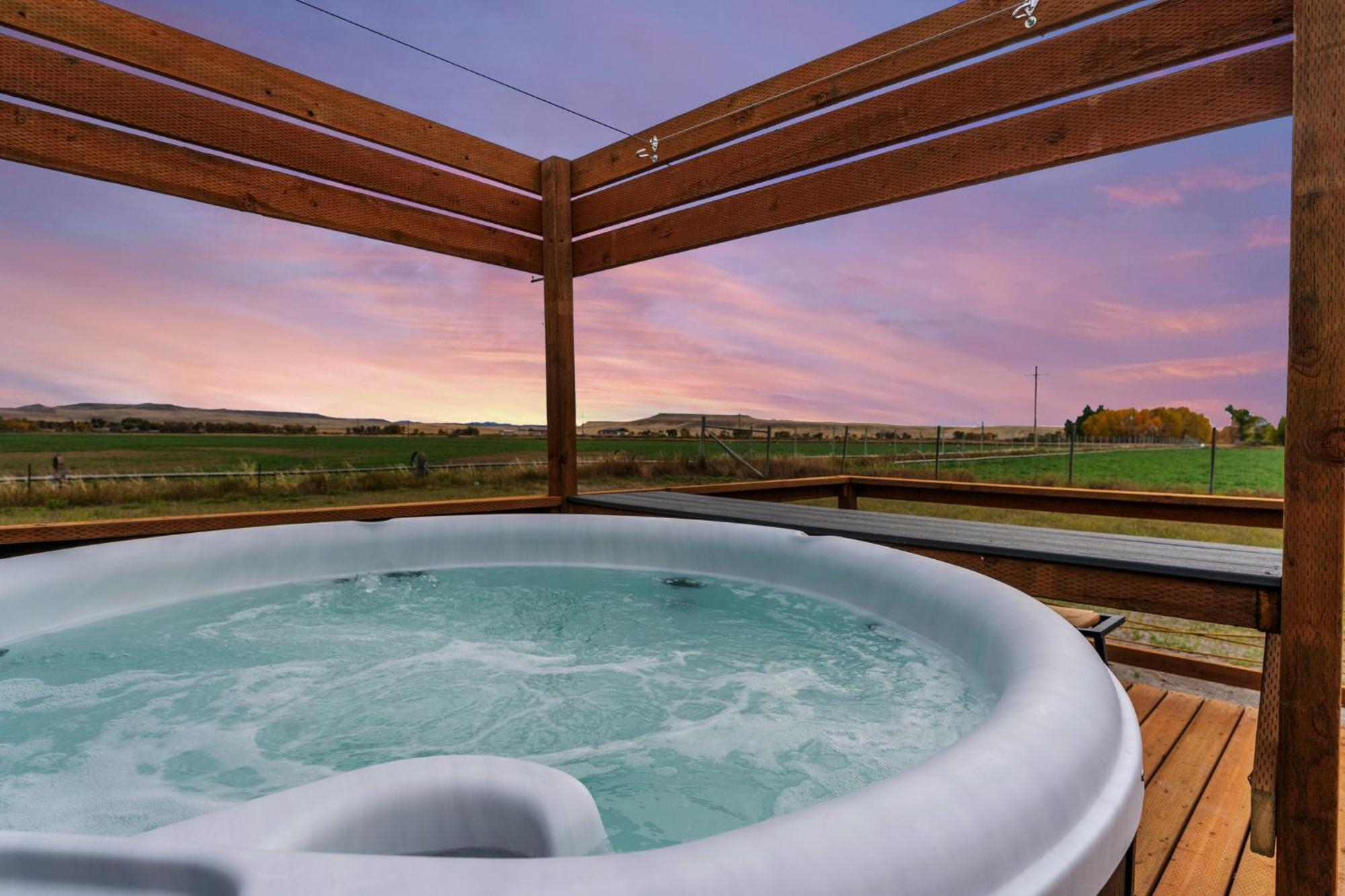 Modern Tiny Cabin, With Hot Tub In Choteau Mt Eksteriør bilde