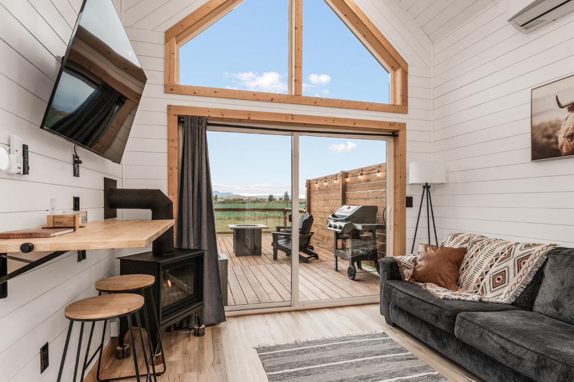 Modern Tiny Cabin, With Hot Tub In Choteau Mt Eksteriør bilde